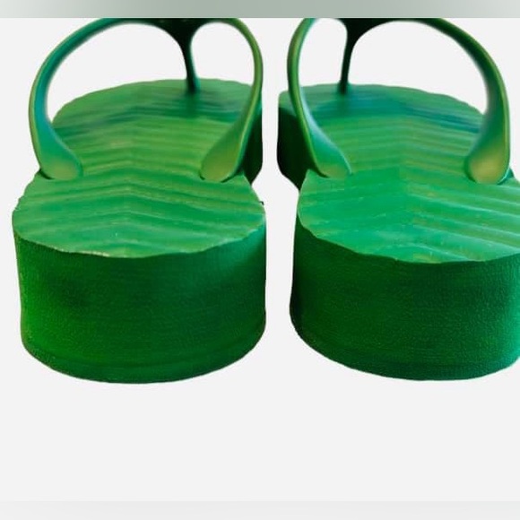 Gucci
Marmont flip flops - Picture 3 of 8